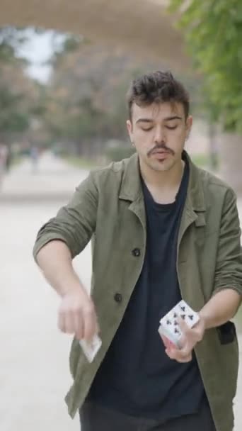 Profesjonalny Street Magik Wykonuje Imponujące Sleight Hand Card Trick Pionowe — Wideo stockowe