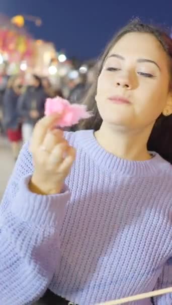 Felice Giovane Donna Finitura Mangiare Zucchero Candyfloss Piedi Luna Park — Video Stock