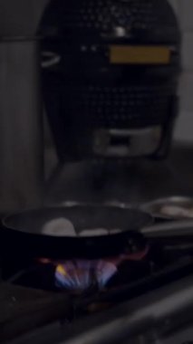 Lokanta mutfağındaki şef Flambe 'ın el kamerasıyla çekilmiş görüntüsü - FullHD