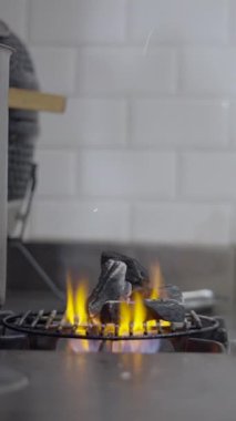 Lokanta mutfağındaki ocağın ızgarasında mangal kömürü yanığı var.