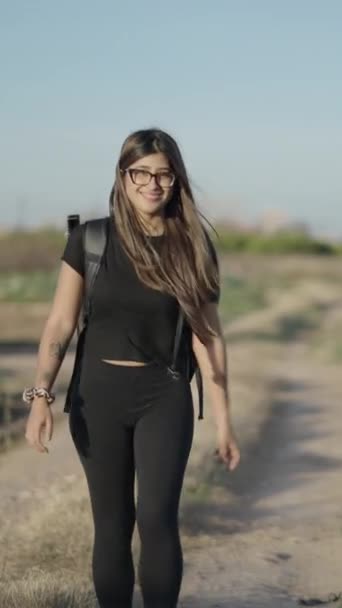 Szczęśliwa Kolumbijka Uśmiecha Się Kamery Podczas Wycieczki Wsi Fullhd Vertical — Wideo stockowe
