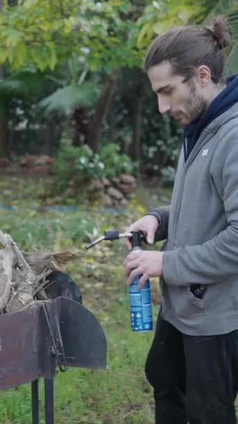 Jeune Homme Caucasien Allumant Bois Chauffage Pour Griller Viande Autres — Video