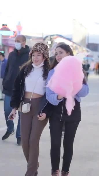 Dvě Šťastné Mladé Ženy Cukrovou Nití Procházející Venkovním Zábavním Veletrhem — Stock video