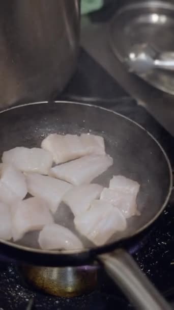 Вид Повара Жарящего Куски Белой Рыбы Газовой Плите Кухне Вертикальное — стоковое видео