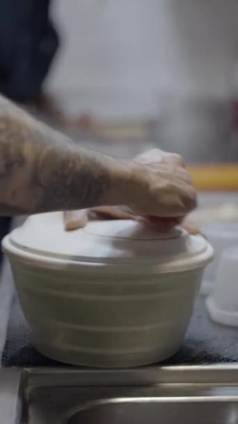 Dövmeli Erkek Aşçı Restoran Mutfağında Salata Saplama Makinesi Kullanıyor — Stok video