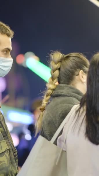 Ludzie Ochronnych Maskach Chirurgicznych Imprezie Walencji Nocy Fullhd Vertical Video — Wideo stockowe