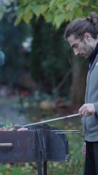 Homme Caucasien Portant Des Vêtements Détente Faire Barbecue Extérieur Fullhd — Video