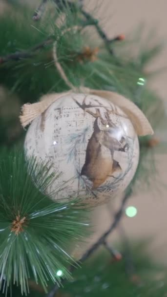 圣诞水晶球放假时挂在树上 垂直Fullhd视频 — 图库视频影像