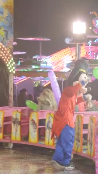 Valencia Funfair Людина Костюмі Міккі Мауса Розважають Дітей Кататися Поїзді — стокове відео