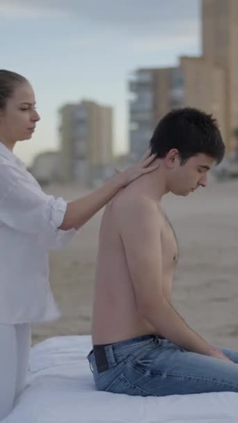 Masáž Zad Části Těla Omlazující Relaxační Masáž Pláži Profesionální Masáž — Stock video
