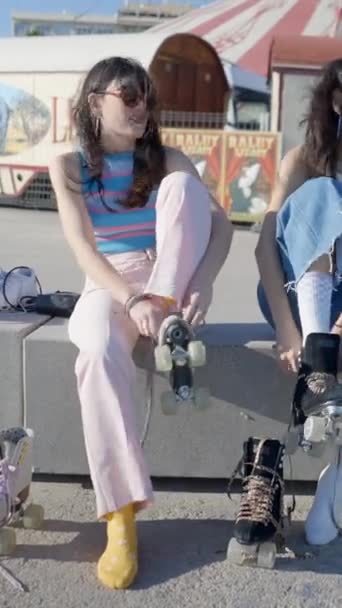 Drei Mädchen Sonnenlicht Von Zirkus Binden Ihre Rollschuhe Bunt Fullhd — Stockvideo