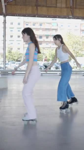 Tiga Gadis Berambut Gelap Melakukan Trik Rollerskates Berikut Tampilan Sampingnya — Stok Video