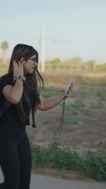 Latin blogcu kırsal kesimde bir video çekmek için akıllı telefon kullanıyor - FullHD dikey video