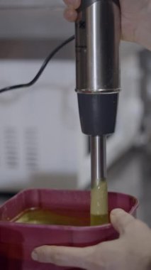 Plastik kabın içine daldırma karıştırıcı sosu - FullHD dikey video