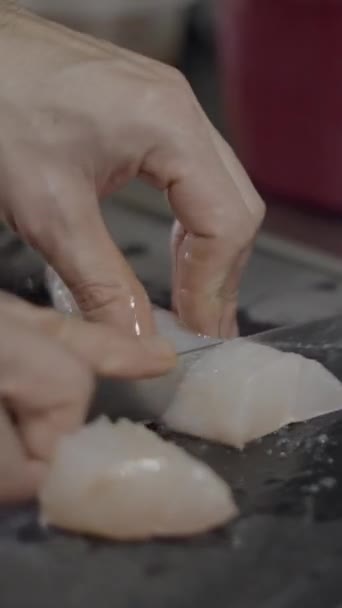 Vue Rapprochée Chef Coupant Poisson Blanc Cru Dans Cuisine Restaurant — Video