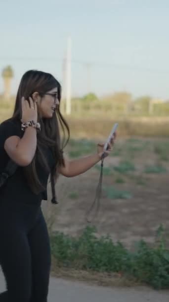 Latina Blogger Gebruikt Smartphone Een Video Het Platteland Filmen Fullhd — Stockvideo