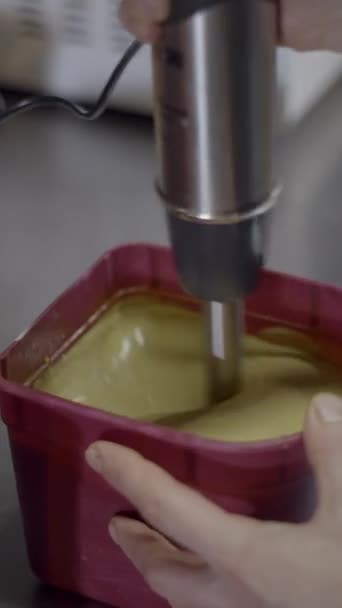 厨师用金属浸渍搅拌机在厨房的容器里搅拌酱汁 Fullhd垂直录像 — 图库视频影像