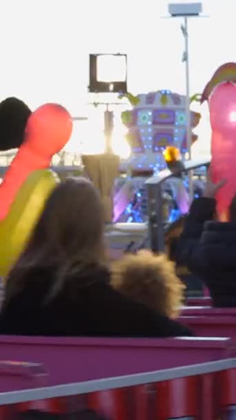마우스 의상에 남자는 발렌시아 Funfair에서 Tren Chu 매력에서 기차를 팽창된 — 비디오
