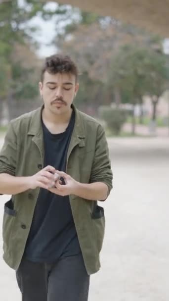 Profesionální Pouliční Kouzelník Provádí Působivý Trik Karty Fullhd Vertikální Video — Stock video