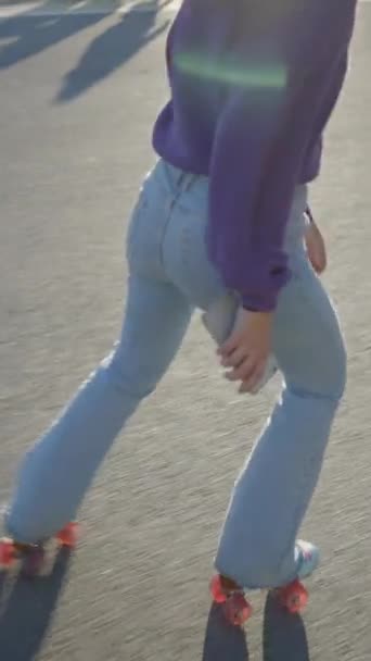 Slomo Von Hinten Von Mädchen Jeans Rollschuhlaufen Kein Gesicht Fullhd — Stockvideo