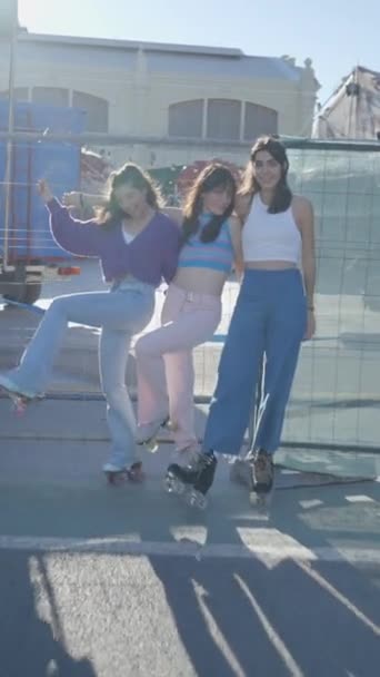 울타리 스케이트에서 소녀의 풀Hd 비디오 — 비디오
