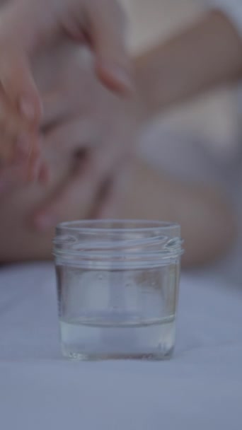 Nerozpoznatelná Žena Dává Olej Klientské Kůže Aby Uvolnila Masáž Zpomalení — Stock video