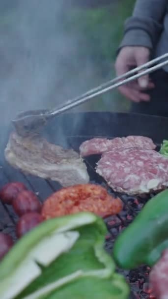 Primer Plano Del Hombre Usando Pinzas Cocción Para Voltear Carne — Vídeos de Stock