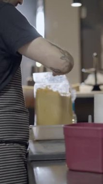 Kafkasyalı erkek aşçı restoran mutfağında çalışıyor, yarı gövde, yarı dikey video.