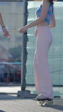 Patenlerle gezen, yüzü olmayan kızların bacakları, FullHD dikey video.