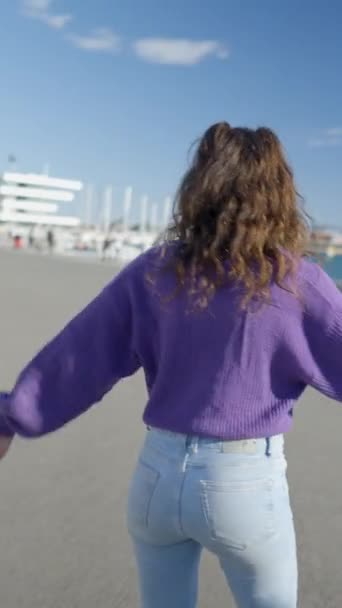 Tutup Tampilan Wanita Muda Berputar Sekitar Roller Skates Slomo Full — Stok Video