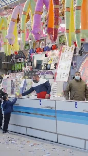 Rodina Dětmi Ochranných Maskách Nakupující Suvenýry Pouličním Trhu Valencii Španělsko — Stock video