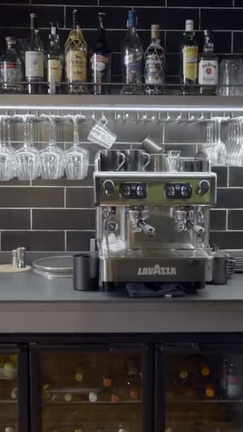 Langzame Pan Met Drankflessen Glazen Espressomachine Aan Bar Fullhd Verticale — Stockvideo