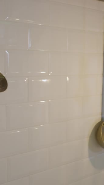 白色瓷砖厨房墙壁上挂着金属罐的手持锅 Fullhd垂直视频 — 图库视频影像