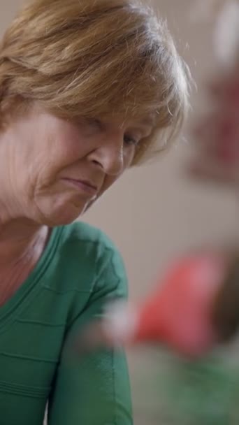 Oudere Spaanse Vrouw Bezig Met Het Versieren Van Haar Kerstboom — Stockvideo