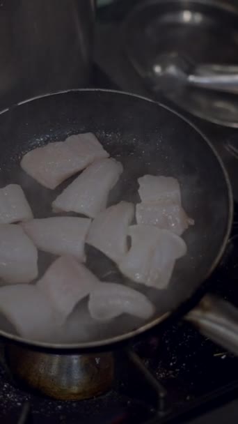 Близкий Обзор Кусочков Белой Рыбы Воспламеняющихся Сковороде Fullhd Вертикальное Видео — стоковое видео