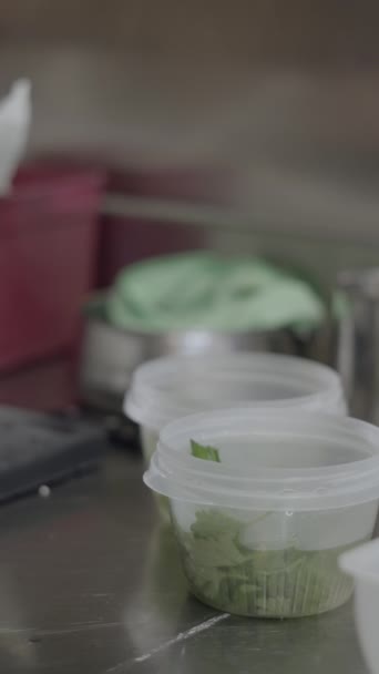 レストランシェフは キッチンカウンター スロモの容器にハーブをソート フルHd垂直ビデオ — ストック動画