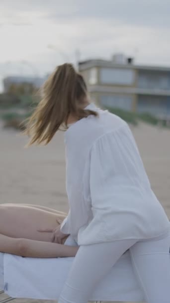 Mladý Španělský Muž Užívá Relaxační Masáže Pláži Dům Pozadí Fullhd — Stock video