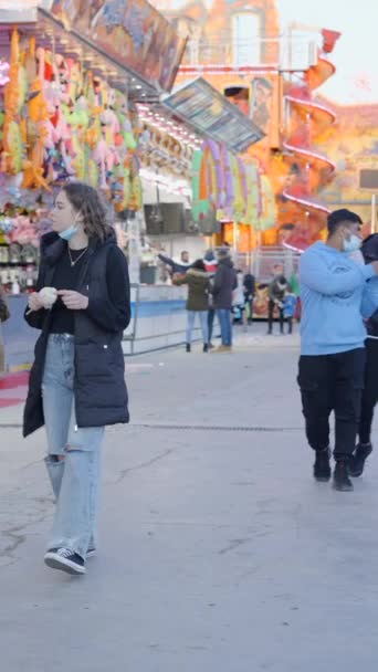 Personas Con Mascarillas Disfrutando Las Vacaciones Comiendo Algodón Azúcar Caminando — Vídeo de stock