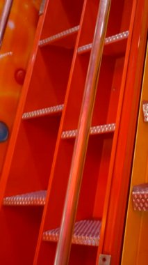 Genç bir kadın, El Show de MR Bean 4 cazibesi, Valencia Funfair - FullHD dikey video