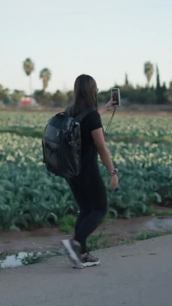 Criadora Conteúdo Fêmea Vai Uma Caminhada Campo Filmes Selfie Vídeo — Vídeo de Stock