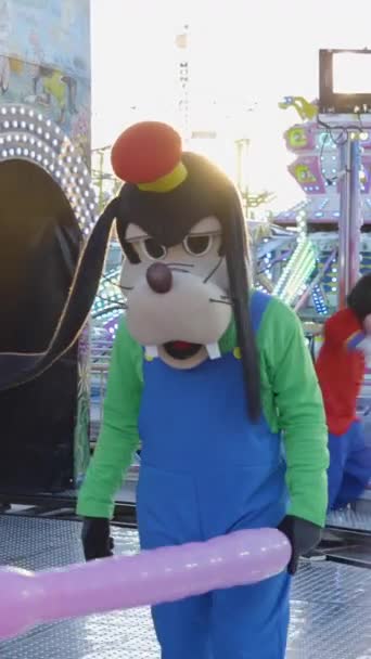 Tren Chu Chu Attraction Funfair Valencia Man Goofy Costumes Entertain — Stock Video