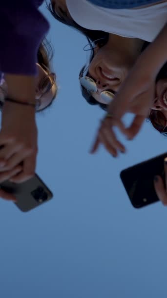 Güneş Gözlüklü Mutlu Kızlar Telefon Kullanırlar Konuşurlar Aşağıdan Yakından Bakarlar — Stok video
