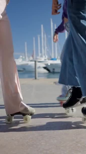 Drie Meisjes Stappen Rolschaatsen Door Jachthaven Het Zonlicht Kantelen Omhoog — Stockvideo