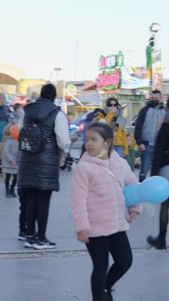 Jahrmarkt Valencia Gruppen Von Familien Mit Kindern Mit Schutzmasken Flanieren — Stockvideo