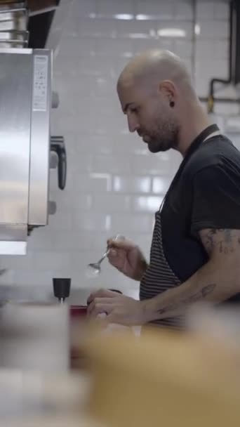 Obiecte Neclare Prim Planul Bucătarului Care Lucrează Bucătăria Restaurantului Fullhd — Videoclip de stoc