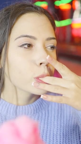 Cara Cerca Una Chica Lamiendo Chupando Pegajosos Dedos Azucarados Después — Vídeo de stock