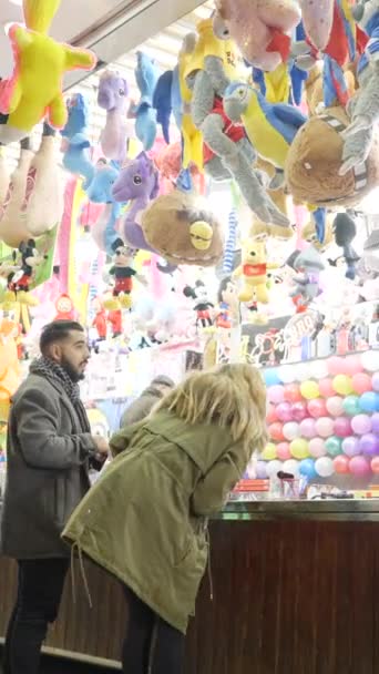 발렌시아 컨트리 스페인에서 장난감을 부스에서 다채로운 풍선에 다트를 던지는 어린이 — 비디오