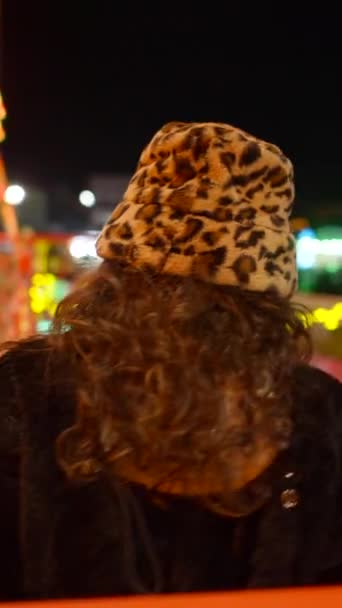 Schöne Junge Erwachsene Frau Überquert Eine Seilbrücke Einem Hindernisparcour Show — Stockvideo