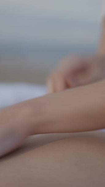 Mains Masseuse Répandre Huile Chez Les Clients Retour Massage Plage — Video
