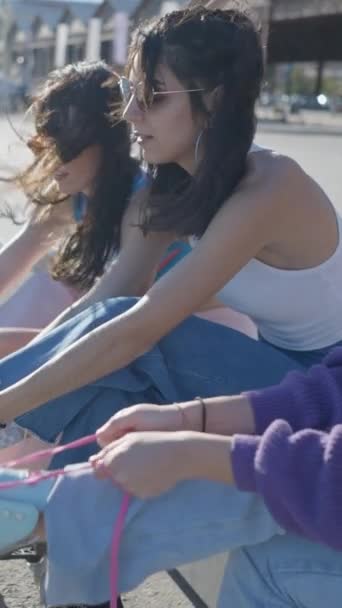 Slomo Vista Lateral Três Meninas Amarrando Patins Dia Ventoso Ensolarado — Vídeo de Stock
